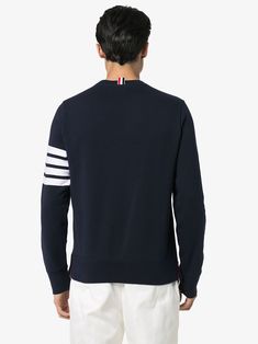 bleu marine
 Fabriqué à partir de maillot de coton en boucle brossé
 Coure d'équipage avec insert en V
 Manches longues
 Rayure de 4 barres au bras gauche
 Nom tag applié sur le côté gauche
 Boucle de gros de tricolor à nulle
 Garnitures côtelées
 Ourlet droit
 Ajustement détendu
Fabriqué au JaponCette pièce correspond à la taille. Nous vous recommandons d'obtenir votre taille régulière
Le modèle est de 1,84 m / 6 pieds 1 pouce de taille 2 (NUM) Navy Blue Sweatshirt, Jersey Sweatshirt, Stylish Jackets, Blue Sweatshirt, Workout Sweatshirt, Emilio Pucci, Name Tag, Getting Cozy, Casual Elegance