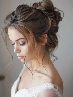 Gorgeous Sloppy Pouf for Long Hair: Style Secrets Bun For Long Hair, Messy High Bun, Long Hair Style, Subtle Highlights, Messy Buns, Classic Hairstyles, Texturizing Spray, Bun Hairstyles For Long Hair, Long Faces