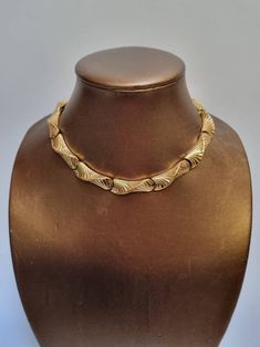 An effortlessly elegant and rare 1960s link necklace, by Monet.  This beautiful necklace has a high quality weight to it, and will draw much attention by the way it sits on your collarbone. The original extender piece is still present.  Signed Monet on the reverse of both clasps, and on the extender piece.  Fabulous vintage condition.  38.5cm at shortest length without extender (extender piece measures 3.5cm) The width is 1cm. ------------------ 🏆About the Designer: Vintage Monet jewellery is prized by collectors because of its high quality and design. The triple-plating manufacturing process ensures that Monet jewellery lasts for decades without tarnish. In the 80s and 90s, Monet produced jewellery for Yves Saint Laurent and Christian Lacroix. -------------------- 🌟 P&P: 👉 Will arrive Retro Gold-tone Metal Necklace, Vintage Gold Plated Necklaces For Weddings, Vintage Metal Clavicle Chain Necklace, Vintage Metal Choker For Formal Occasions, Formal Vintage Metal Choker, Vintage Gold-tone Chain Necklace For Formal Occasions, Gold Vintage Choker With Clavicle Chain, Vintage Gold Plated Necklace For Anniversary, Vintage Gold Clavicle Chain Necklace