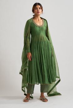 Editor's Note Chanderi Kurta Carries Grace In Its Luxurious Gheras And Myriad Kalis , Stitched Keenly Together Paired With Soft Cotton Silk Pants. The Organza Dupatta Adds A Texture Of Gossamer... Chanderi Anarkali, Anarkali Dress Pattern, Salwar Designs, Casual Indian Fashion, Kurti Design, Indian Dresses Traditional, Traditional Indian Outfits, Dress Indian, Designer Dresses Casual