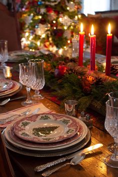 Classic Christmas Table Setting, Traditional Christmas Table Settings, Traditional Christmas Tablescape, Vintage Christmas Tablescapes, Victorian Christmas Table, Victorian Christmas Dinner, Vintage Christmas Table Settings, English Country Christmas, Christmas Kitchen Table