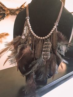 Collier fait main avec plumes et perles dans un style tribal bohème/sud-ouest. Super look pour un style bohème ou du sud-ouest, ou portez cette pièce incroyable pour couronner le tout ce costume d'Halloween. DÉTAILS : - Bijoux faits main - Longueur réglable ACCENTUÉ PAR : - variété de plumes - cuir plumes/feuilles - des perles de plumes dorées - des perles de turquoise - des perles d'or . . . . . CONDITIONS D'EXPÉDITION SUPPLÉMENTAIRES : --Afin de réduire au maximum vos frais d'expédition et dan Feather Jewelry Necklace, Brown Bohemian Tassel Necklace, Recycle Packaging, Leather Feathers, Bohemian Brown Feather Jewelry, Bohemian Turquoise Tassel Necklace (adjustable), Feather Pendant Necklace, Gold Feathers, Cottagecore Aesthetic