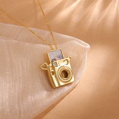 Custom Camera Necklace with Photo Picture Inside, Gift For Camera Lover, Gift for Her Mom, Grandma, Memorial Jewelry, Anniversary Gifts ▶ Custom Camer Locket Necklace Gift for Her This camera locket necklace with a rectangle insert for a customizable photo, ideal as a meaningful gift for various special occasions and recipients: ❤ Engagement Gift: Capture the moment with a photo of the proposal inside the locket, symbolizing the beginning of a lifelong journey together. ❤ Wedding Gift: Commemora Meaningful Engagement Gifts, Gifts For 30 Year Old Women, Gifts For People Who Have Everything, Camera Locket, Meaningful Gifts For Best Friend, Sentimental Gifts For Best Friend, Vintage Birthday Gifts, Cute Gifts For Mom, Photography Gift Ideas