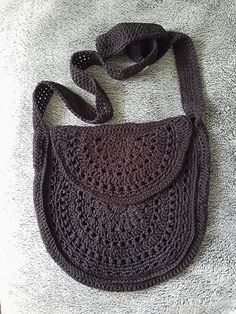 A crochet boho bag. Boho Bag Pattern Free, Hippie Crochet Patterns Free, Bohemian Crochet Patterns, Earthy Crochet, Hippie Crochet Patterns, Festival Outfits Summer, Boho Crochet Bag, Boho Bag Crochet, Boho Bag Pattern