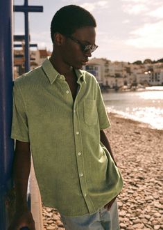 Aldo Shirt - Light Green - Organic Cotton - Octobre Éditions Beach Shirt With Pockets And Relaxed Fit, Relaxed Fit Beach Shirt With Pockets, Unstructured Shirt With Pockets For The Beach, Unstructured Beach Shirt With Pockets, Unstructured Beach Tops With Pockets, Unstructured Collared Tops For Beach, Green Shirt With Pockets For Day Out, Summer Shirt With Pockets In Relaxed Fit, Summer Shirt With Pockets And Relaxed Fit