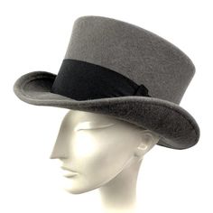 Bridgerton man top hat made of gray wool felt in short crown and embellished with a 50 milimeters wide black grosgrain ribbon. Edwardian topper wool felt  hat ideal for everyday and special occasions such as weddings, cocktails or parties. For man and woman.You can make your hat with your favorite color by choosing it from my Wool felt color card.Measurements in centimeters are 32 x 27. Crown height 11. Brim length 6. These measurements may have some slight variation depending on the size of the Formal Winter Felt Hat Bands, Winter Party Top Hat With Flat Brim, Flat Brim Top Hat For Winter Party, Curved Brim Formal Costume Hats For Winter, Classic Fitted Winter Costume Hats And Headpieces, Formal Winter Costume Hat With Curved Brim, Winter Formal Costume Hat With Curved Brim, Formal Curved Brim Costume Hat For Winter, Classic Brimmed Felt Top Hat