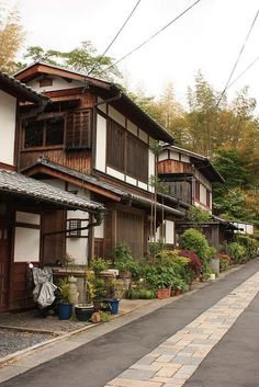 Japanese Temple House, Kyoto Traditional House, Japanese Houses Aesthetic, Traditional Japanese House Exterior Kyoto Japan, Japanese Street Reference, Traditional Japanese Architecture Exterior, Japanese Streets Aesthetic, Japanese Houses Traditional, Japan Architecture Traditional