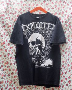 The Exploited Total Exploited Chaos 1980's unisex black cotton crew neck heavy metal t-shirt with short sleeves and white pattern  Rare and collectible item  Unisex 100% cotton  Size M, check the measurements below Very good vintage condition  MEASUREMENTS (taken flat):  Total length 68 cm Bust circumference 108 cm Sleeves length 20 cm Shoulder to shoulder 52 cm Bottom hem circumference 102 cm Alternative Style Crew Neck T-shirt For Music Festivals, Alternative Style Crew Neck T-shirt, Rocker Style Cotton T-shirt With Crew Neck, Rocker Style Short Sleeve T-shirt For Streetwear, Grunge Style Short Sleeve T-shirt For Music Festivals, Grunge Short Sleeve T-shirt For Music Festivals, Rocker Short Sleeve T-shirt For Streetwear, Alternative Fashion Crew Neck T-shirt, Punk Style Short Sleeve T-shirt For Music Festivals