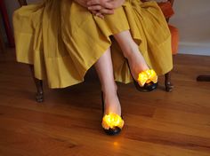 Twinkle toes! Make LED ruffles to customize your shoes in this CRAFT tutorial and video. This easy soft circuit project can get you started in wearable ele Soft Circuits, Futuristic Costume, Tinkerbell Costume, Wearable Electronics, E Textiles, Diy Led, Diy Shoe, Led Shoes, Twinkle Toes