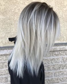 Straight Hair Highlights, Gray Balayage, Middle Hair, Silver Blonde Hair, Silver Highlights, Silver Hair Color, Silver Blonde, Shoulder Length Hair Cuts