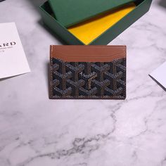 Goyard ♛ Card holder   Must-have item for daily collocation
G0YARD (Goya) was established in 1853 and has a history of more than 160 years. The fabric is made of hemp, cotton and hemp fibers, and then coated with glossy aldose. It is waterproof, strong and durable. It is popular among stars, royal families, The favor of the nobles 
Custom-made smooth leather with exclusive wallet ✅Diagonal stitching is perfect✅The inner yellow part is custom-made top layer cowhide【⚠️Non-superfiber❌Non-split le Pink Goyard Card Holder, Goyard Phone Case, Goyard Limited Edition, Goyard Card Holder, Goyard Wallet, Lv Purse, Commuter Bag, Lv Belt, Lv Wallet