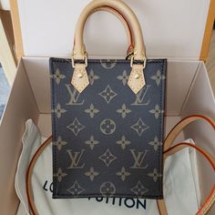 Comes With Dust Bag, Lv Purchase Receipt, Box. Measures 5.5x6.7x2.0 Louis Vuitton Monogram Petit Sac Plat Brown Coated Canvas / Gold-Tone Hardware / Dual Rolled Handles / Detachable Shoulder Strap / Brown Canvas Lining / Flat Pocket At Inside / Open Top 2020 Model Rare To Find Includes Dustbag And Box Measurement: Width 14cm / Height 17cm / Depth 5cm Condition: New With Tags Rectangular Monogram Canvas Luxury Bag, Chic Monogram Canvas Rectangular Box Bag, Chic Rectangular Monogram Canvas Box Bag, Chic Monogram Canvas Box Bag, Classic Monogram Canvas Box Bag For Shopping, Rectangular Monogram Canvas Box Bag With Gold-tone Hardware, Designer Monogram Canvas Rectangular Box Bag, Formal Monogram Canvas Box Bag With Dust Bag, Elegant Square Monogram Canvas Bag