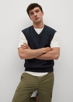 Tejido de algodón, Tejido de punto, Diseño corto, Cuello pico, Sin mangas, El modelo mide 187 cm y lleva una talla M Mango Man, Man United, Designer Shorts, Knit Cotton, Khaki Pants, Mango, Cotton Fabric, V Neck, France