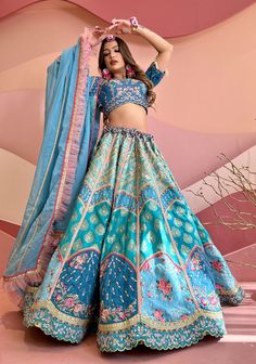 Bridal Lehenga Jewellery, Pre Wedding Dresses, Unique Lehenga Designs, Chaniya Choli For Wedding, Traditional Dresses Indian, Jacquard Lehenga, Outfits For Wedding, Beautiful Gown Designs, The Most Beautiful Woman