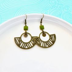 Graphic and timeless Art Deco earrings, in brass and khaki green enamel Geometric jungle earrings. Light and very pleasant to wear, you will love wearing them both on a daily basis and for beautiful dressy evenings. Choose the color to match your outfits. Guaranteed nickel, lead and cadmium free. Very pretty jewelry, graceful to treat yourself or to offer for Christmas, Valentine's Day, Mother's Day or any occasion to please You can also offer the coordinated necklace (here in black, possibility Modern Green Brass Jewelry, Green Minimalist Brass Earrings, Minimalist Green Brass Earrings, Nickel Free Green Metal Earrings, Nickel-free Green Metal Earrings, Modern Green Metal Earrings, Minimalist Green Brass Jewelry, Modern Green Geometric Earrings, Modern Nickel-free Green Earrings