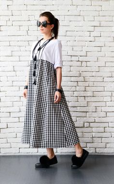 Loose black and white checked dress - METD0082 A very comfortable piece that makes a perfect everyday dress as it is easy to wear and style. This loose dress is a great addition to your wardrobe and goes with different shoes and accessories. The dress has two side pockets. This maxi dress is made of 100% cotton. Find the leather necklace here: https://www.etsy.com/listing/253146006/black-leather-necklace-five-laywer?ref=shop_home_active_4 WHEN YOU PLACE AN ORDER YOU MUST LEAVE A TELEPHONE NUMBER Summer Black Plaid Dress, Black Plaid Cotton Dress For Spring, Casual Gingham Maxi Dress For Summer, Summer Plaid Black Dress For Picnic, Black Cotton Short Sleeve Plaid Dress, Black Plaid Cotton Dress With Short Sleeves, Black Short Sleeve Cotton Plaid Dress, Casual Black Cotton Plaid Dress, Casual Black Plaid Cotton Dress