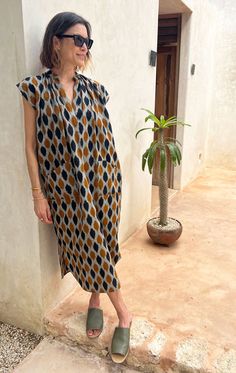 Just in! Our slim dress is back in a gorgeous gold tone of ikat. Opaque and easy to wear all summer long. small production. Model is 5'10 size 2/4 Color: Gold, Black, Grey —  Handwoven cotton, length 50", width 25.5" —  Side Pockets —  One size fits 2-10 —  Free shipping for purchases Summer Caftan, Working Outfit, 2023 Dress, Chic Summer Dresses, Tunic Designs, Summer Closet, Spring Clothes, Summer Dresses For Wedding Guest, Nice Clothes