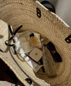 What In My Bag, Straw Bags, Bags Aesthetic, Foto Ideas Instagram, Beige Aesthetic, Summer Dream, Essential Bag