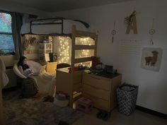 Triple Room Ideas, Loft Bed College Dorm, Dorm Room Inspo Lofted Bed, Under Bed Fort Dorm Room, Dorm Room Aesthetic Bunk Bed, Top Bunk Dorm Ideas, Bunk Bed Dorm, Dorm Room Lofted Bed, Dorm With Lofted Bed