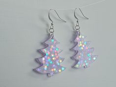 Stunning glitter resin Christmas tree earrings in iridescent purple / pink with star glitter which shifts blue, pink, gold and green.  The hooks are silver plated. 3.5 x 3 inches Resin Christmas, Rosa Gold, Iridescent Purple, Violet Rose, Lilac Pink, Tree Earrings, Christmas Tree Earrings, Earrings Purple, Earring Tree