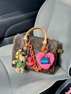 Bag Charm Trend, Purse With Charms, Purse Charms Aesthetic, Bag Keychain Aesthetic, Pretty Tote Bags, Purse Decorations, Accessorize Bags, My Style Bags, Luxury Lifestyle Fashion