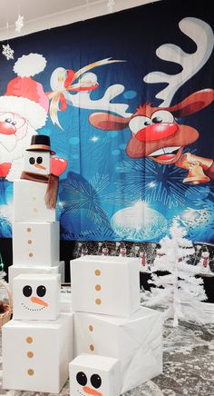 there are many snowmen made out of boxes