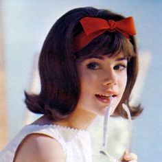 1960s Vintage Hairstyle: 60s Flip Hairstyle. 1960s Fashion/ 60s / 1960s Style #1960s #1960sfashion #1960sstyle #1960shair #60s #vintagehairstyle Summer Hairdos, Colleen Corby, Hair Flip, Retro Hairstyles, Amy Winehouse, 1960s Fashion