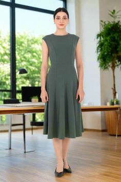 El color elegante del vestido crea un aspecto elegante y elegante para ti en cualquier situación. Con un escote redondo sin mangas, el material elástico ligero complementa el cuerpo. El vestido con largo hasta la mitad de la pantorrilla y ancho moderado crea suavidad y comodidad cuando lo usas todo el día. Esta es la elección perfecta para los trabajadores de oficina cuando se puede combinar de manera flexible con otros atuendos para crear un conjunto perfecto. Puedes combinar con chaquetas, buf Olive Dress, Elegant Color, Sleeveless Sheath Dress, Other Outfits, Cold Season, Xl Dress, Dresses Xs, Stretchy Material, Mid Calf