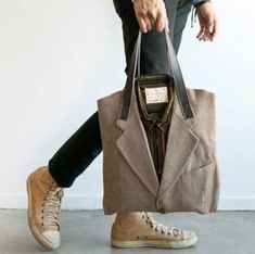 DIY Handbag Ideas - 10 Upcycled Bags you can Make Yourself Doctor Who Shoes, Mochila Jeans, Diy Sy, Creative Bag, Upcycled Bag, Suit Bag, Diy Handbag, Upcycled Fashion, Denim Bag