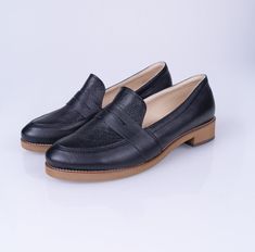 Sola - classic loafers are a type of footwear that provides an impeccable look and high comfort for everyday use. Made of high-quality genuine leather. The minimalist upper is enriched with a decorative strap with tassels. The versatile moccasins are a basic element of everyday, business and evening outfits. Whatever your style, the shoes will look just as good with a summer dress, casual outfit and jeans. BRAND: Anna Maratti MATERIAL: grain leather LINING: calf leather SOLE: synthetic FIT: regular width Sizes US, EU, UK and feet dimensions 5 US / 36 EU / 3 UK insoles length 23.5 cm = 9.2 inches 6 US / 37 EU/ 4 UK insoles length 24 cm = 9.5 inches 7 US / 38 EU / 5 UK insoles length 24.5 cm = 9.7 inches 8 US/ 39 EU/ 6 UK insoles length 25.5 cm = 10 inches 9 US / 40 EU / 7 UK insoles length Black Platform Loafers With Stitched Sole For Formal Occasions, Black Low Heel Platform Loafers For Formal Occasions, Black Platform Loafers With Flat Heel, Black Platform Loafers With Textured Sole For Office, Black Low Heel Platform Loafers, Black Formal Platform Loafers With Textured Sole, Black Low Heel Platform Loafers For Business, Black Platform Loafers With Textured Sole For Formal Occasions, Black Platform Loafers With Textured Sole For Formal Events