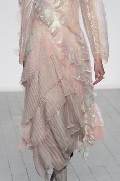 Siren Fashion, 2019 Runway, Fairy Clothes, Pink Mermaid, Fairy Fashion, Runway Pictures