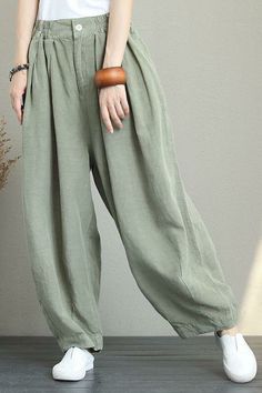 Celana Jogger Wanita, Minimalist Moda, Stile Casual Chic, Outfit Essentials, Mode Hippie, Loose Trousers, Trending Fashion Outfits, Wide Leg Linen Pants