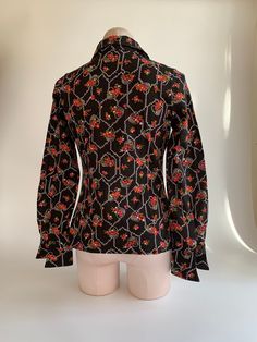 "1960'S MOD Blouse in a novelty print of flower baskets. This is 100% combed cotton. There are huge butterfly lapels that are 4-1/2 inches long. This top is nipped at the waist and flares a bit at the hip. This is in EXCELLENT VINTAGE CONDITION. This garment has never been worn, and is considered NOS - New-Old Vintage Dead-Stock. The LABEL READS: \"TGL\" Stockholm European size 40 (the great britain & usa sizes are not listed correctly) DROP DRY ( lol.. which I think they meant DRIP DRY ) Je Vintage Fitted Printed Tops, Fitted Vintage Printed Tops, Retro Floral Print Blouse For Fall, Spring Vintage Pattern Fitted Blouse, Fitted Vintage Blouse With Vintage Pattern, Fitted Vintage Tops With Vintage Print, Fitted Vintage Top With Vintage Print, Vintage Printed Tops For Workwear, Vintage Black Top With Retro Print