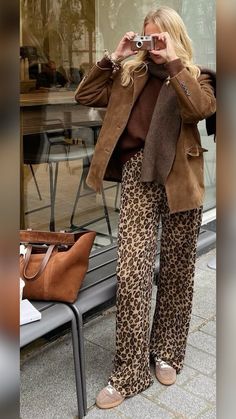 STREET STYLE 2024 FALL Leopard Print Pants Outfit, Printed Pants Outfits, Leopard Jeans, Earth Colors, Leopard Pants, Leopard Fashion, Rocker Style, Fashion 101, Cute Style