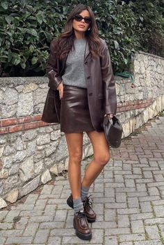 Corporate Baddie Outfits, Corporate Baddie, Smart Casual Women, Leather Skirt Outfit, Cute Work Outfits, Street Style Fall Outfits, Corporate Outfits