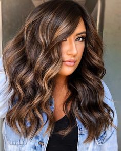 Winter Hair Color For Light Brown Hair, New Hair Color Ideas For Dark Hair, Dark Brown Hair With Caramel And Blonde Highlights, Dark Chocolate Hair With Caramel, Winter Hair Trends 2022 Brunette, Hair Color Ideas 2022 Trends Brunette, Big Hair Change Ideas, Dark And Caramel Hair, Fall Hair Colors For Dark Blonde Hair