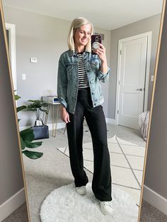 black wide legged pants and jean jacket Black Wide Leg Jeans Outfit Winter, Wide Leg Black Jeans Outfit, Black Wide Leg Jeans Outfit, Spring Mom Outfits, Mom Outfits Spring, Thrifty Fashion, 60 Outfits