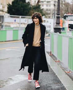 Mica Arganaraz Street Style, Mica Arganaraz, Rocker Look, Coat Street Style, Converse Style, Curly Girl Hairstyles, Rocker Style, Professional Fashion, Winter Blues