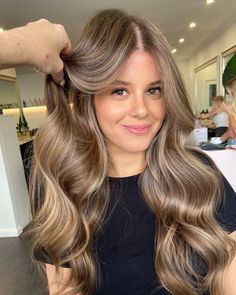 Best Curtain Bangs, Brown Hair Styles, Curtain Bangs Hairstyles, Beige Blonde Hair Color, Beige Blonde Hair, Honey Brown Hair, Brown Hair Inspo, Bronde Hair, Brunette Hair With Highlights