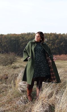 vintage fashion, into the woods . . . #thebiggerblog #plussize #fashion #blog #fashioninspo #retro #cape #coat #darkgreen #shopyourshape #amsterdam #josine #bos #fall #winter #autumn #dunes #nature Black Men Street Style, Plus Size Outfits Casual, Men Street Style, Black Men Street Fashion, Men Street Fashion, Plus Size Winter, Fashion Guide, Retro Mode, Plus Size Vintage