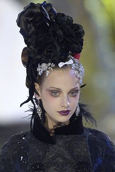 Christian Lacroix Wallpaper, Christian Lacroix Jewelry, 2005 Fashion, Avant Garde Hair, Runway Hair, Gothic Hairstyles, Women Hats Fashion, French Fashion Designers