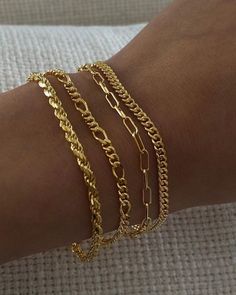 Bracelets On Wrist, Pretty Stacks, Gold Jewelry Bracelets, Accessories Styling, Nail Jewelry, Jewelry Fashion Trends, Pretty Jewelry