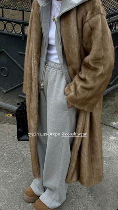 Fur Coat Sweatpants Outfit, How To Wear Uggs Winter Outfits, Fur Coat And Sweatpants, Uggs Style Outfit, Sweatpants Outfit Winter, Fur Coat Outfit, Uggs Outfit, Coat Outfits, Autumn Outfit