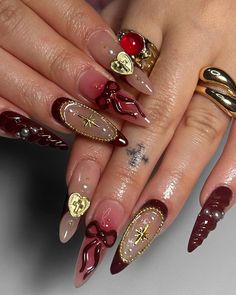 💅 Elegant burgundy and gold press-on nails featuring 3D bows, heart charms, and pearl accents. Perfect for weddings, parties, or any glamorous occasion! ✨ 🌟 Key Features & Highlights 🎨 Sophisticated Design: Rich burgundy tones combined with gold details, 3D bows, and heart charms for a luxurious, vintage-inspired look. 💎 Pearl and Gold Accents: Adorned with pearls and gold embellishments to add a touch of elegance and glam. ✨ Premium Quality: Glossy and durable materials for a salon-like finish. 🎉 Perfect for Special Occasions: Ideal for weddings, parties, or any formal event where you want to shine. 🔄 Reusable and Durable: Designed for multiple uses with proper care. 🎁 What's Included in Your Kit 🌟 10 handcrafted press-on nails (custom sizes available for a perfect fit). 💌 Adhesi Red Christmas Nails Almond, Nails Almond Christmas, Burgundy And Gold Nails, Christmas Nails Inspiration, Nails With Pearl, 3d Elements, Diy Acrylic Nails, Edgy Nails, Cute Christmas Nails