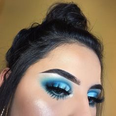 Creative Eyeshadow, Eye Makeup Cut Crease, Colorful Eye Makeup, Gold Makeup, Makeup Eye Looks, Blue Eyeshadow, Eye Makeup Tips, Natural Eye Makeup