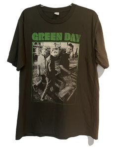 This vintage Green Day T-Shirt is a must-have for any punk rock fan. With a crew neck and short sleeves, it provides a comfortable fit for everyday wear. The shirt features a black colour and has a retro feel to it, making it perfect for those who appreciate Y2K fashion. The shirt is made of cotton and is machine washable, making it easy to care for. It has a single stitch accent and is in regular fit. This shirt is perfect for any season, whether it's autumn, winter, summer or spring. It is not Green Day Band Shirt, Green Day Tee Shirts, Punk Band Tees, Green Day Shirt Outfit, Greenday Shirt, Green Day Outfit, Punk Clothes Men, Tshirts Design Ideas, Green Day T Shirt