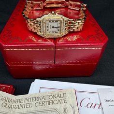 Presentamos el epítome de la elegancia atemporal: el Cartier Panthère 128000M. Elaborado con meticulosa atención al detalle, este exquisito reloj es un verdadero testimonio del rico legado y la incomparable artesanía de Cartier. El reloj Panthère tiene una historia fascinante que se remonta a la década de 1980, cuando se lanzó por primera vez. Rápidamente se convirtió en un símbolo icónico de la filosofía de dise�ño audaz y atrevida de Cartier, cautivando tanto a los entusiastas de los relojes co Cartier Panthere, Design Philosophy, The 1980s, Watch Model, New Model, Full Set, Luxury Watches, Cartier, Time Piece