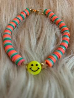 Super cute handmade smiley face preppy bracelet that is super trendy Preppy Clay Bead Bracelet, Bead Bracelet Stack, Clay Beaded Bracelet, Bracelet Stuff, Butterfly Black And White