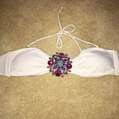 Very Cute Bikini Top! White With Big Jewel Flower Piece In Middle Strap Included Padding Size: Small Pretty Sure I Purchased From Amazon! Never Worn White Bikinis, Cute Bikinis, Aesthetic Outfit, Summer Aesthetic, Victoria Secret, Aesthetic Clothes, Womens Swim, Pink White, Outfit Inspo