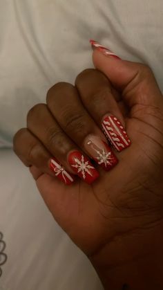 Overlay Nails Christmas, Christmas Nails Short Square Simple, Winter Christmas Nails Almond, Red Short Christmas Nails, Christmas Nail Art Designs Winter, Red Nail Designs Short, Christmas Nails Simple Short, Short Red Christmas Nails, Simple Holiday Nails Short